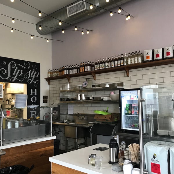 รูปภาพถ่ายที่ Lavender &amp; Honey Espresso Bar โดย MARiCEL เมื่อ 7/24/2017