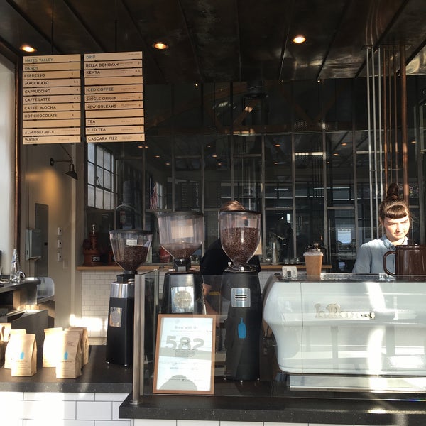 Photo taken at Blue Bottle Coffee by MARiCEL on 3/3/2016