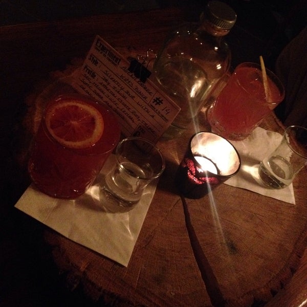 Foto tomada en Old Fashioned Cocktail &amp; Absinthe Bar  por Valentine V. el 5/16/2015