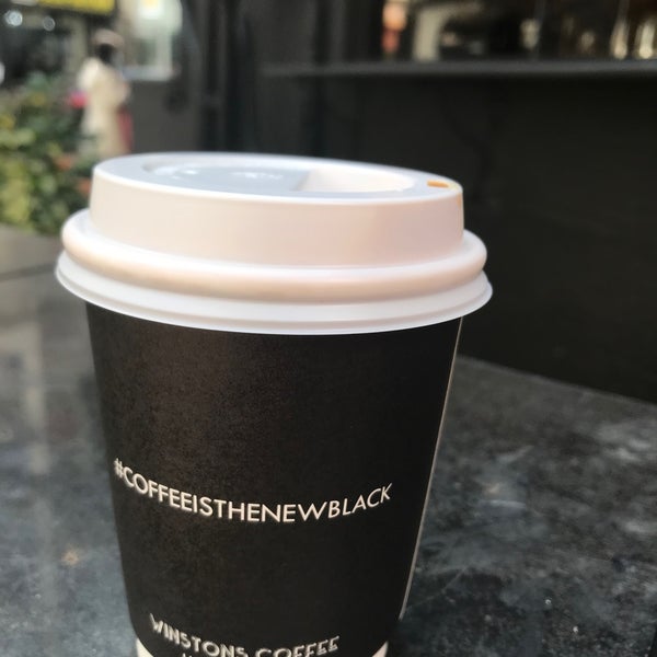 Foto tirada no(a) Winstons Coffee por Kirsten P. em 1/14/2021