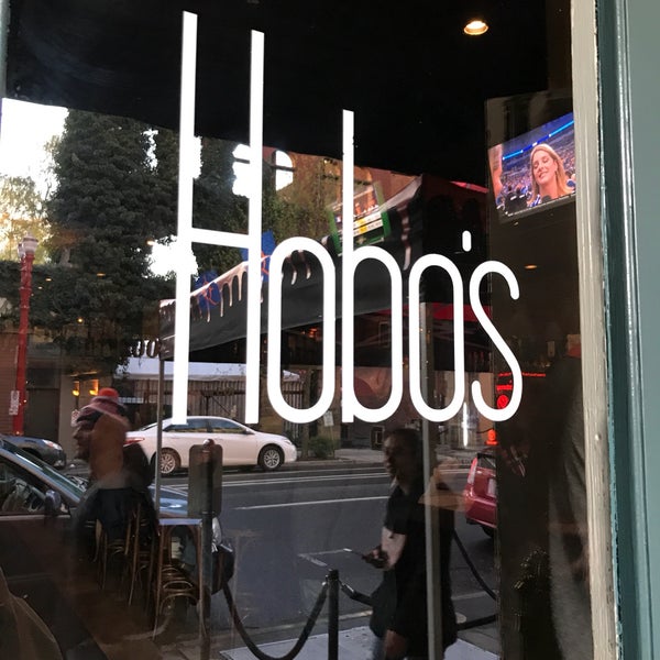 Foto diambil di Hobo&#39;s Restaurant &amp; Lounge oleh Chelsea R. pada 4/15/2017