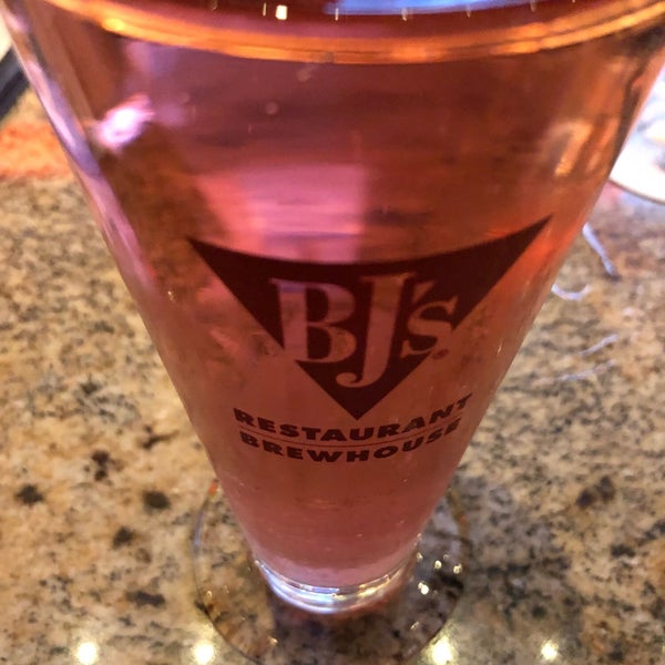 Photo taken at BJ&#39;s Restaurant &amp; Brewhouse by PDXMAC on 2/7/2018