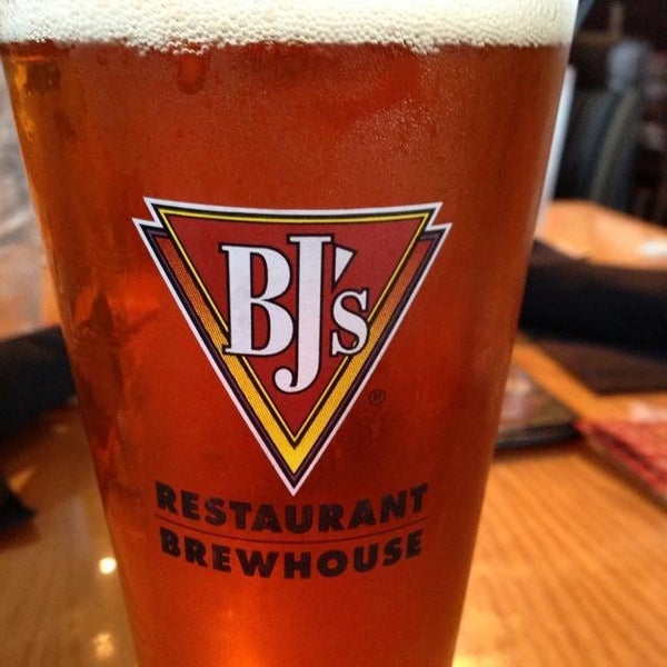 รูปภาพถ่ายที่ BJ&#39;s Restaurant &amp; Brewhouse โดย Shake N B. เมื่อ 7/3/2013