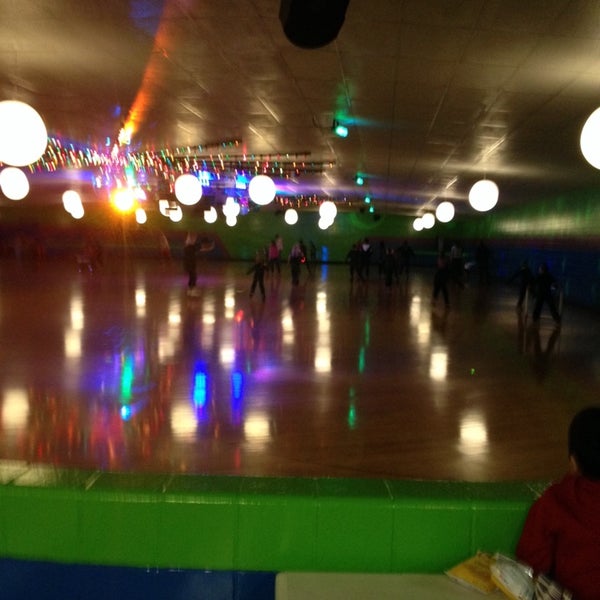 12/21/2013 tarihinde Sara B.ziyaretçi tarafından Skateville Family Rollerskating Center'de çekilen fotoğraf