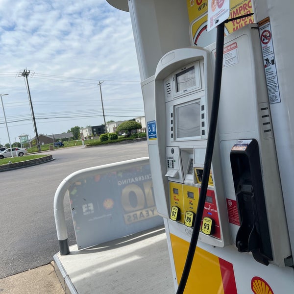 Photo taken at Shell by Rick W. on 5/14/2023