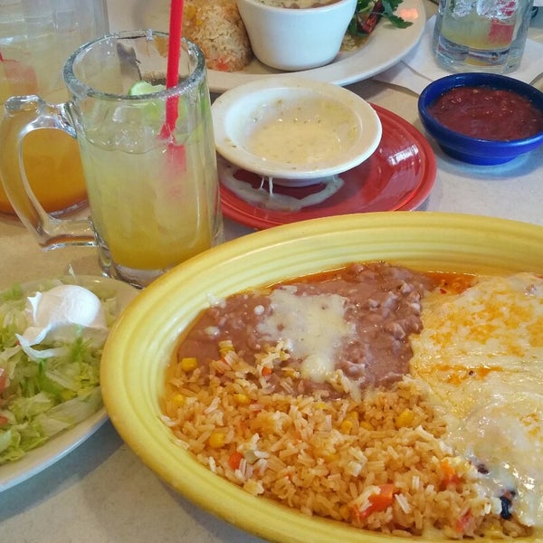 Foto diambil di La Parrilla Mexican Restaurant oleh Vasek C. pada 12/15/2014