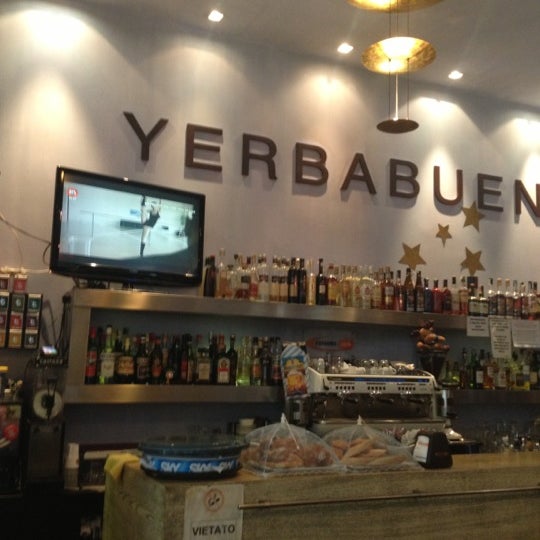 Foto diambil di Yerbabuena Restaurant/Cafè oleh Mauro F. pada 10/4/2012