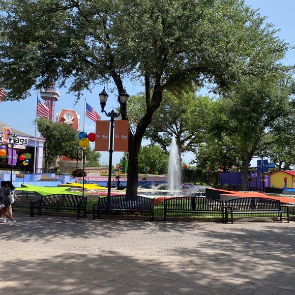 Foto diambil di Six Flags Over Texas oleh Diego V. pada 6/16/2022