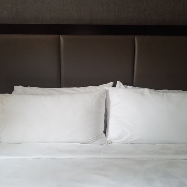 Foto diambil di Holiday Inn NYC - Lower East Side oleh Beth F. pada 7/21/2019