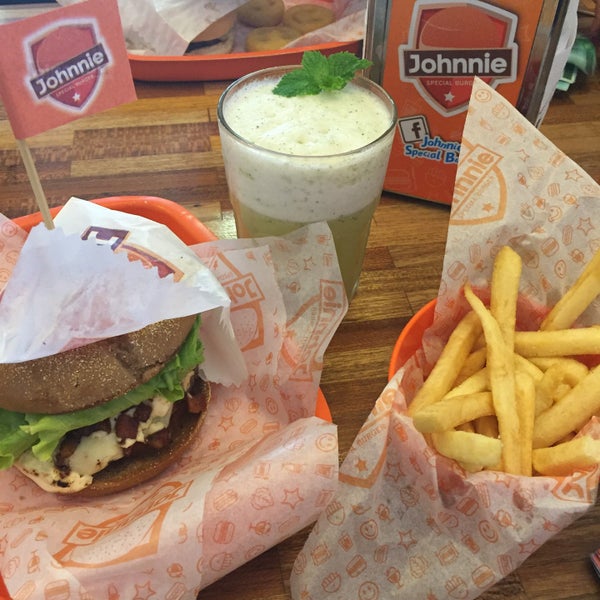 Foto scattata a Johnnie Special Burger da Roberta S. il 11/22/2015