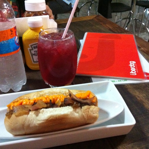 8/31/2013 tarihinde Roberta S.ziyaretçi tarafından Überdog - Amazing Hot Dogs'de çekilen fotoğraf