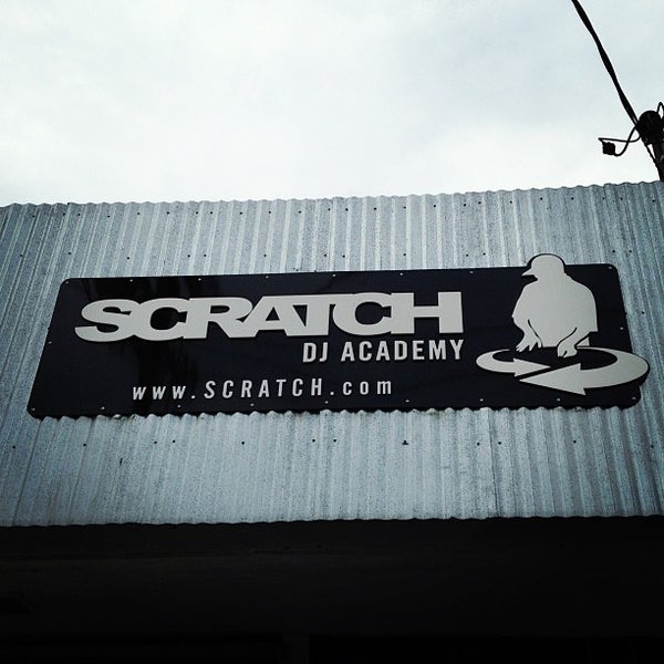 7/11/2013 tarihinde Ryan S.ziyaretçi tarafından Scratch DJ Academy LA'de çekilen fotoğraf