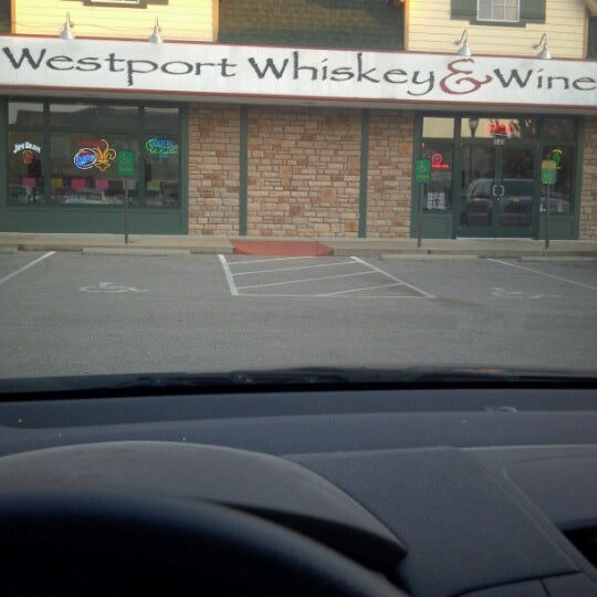 Foto scattata a Westport Whiskey &amp; Wine da Cybil F. il 10/22/2012