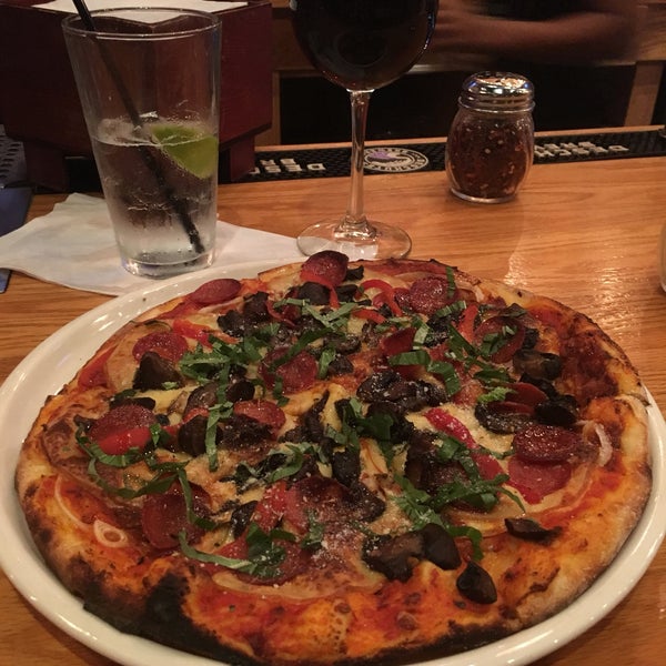 10/31/2017 tarihinde Kymmr B.ziyaretçi tarafından Matchbox Vintage Pizza Bistro'de çekilen fotoğraf