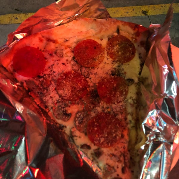 Foto tirada no(a) Victor&#39;s Pizza por Mauro em 1/18/2019