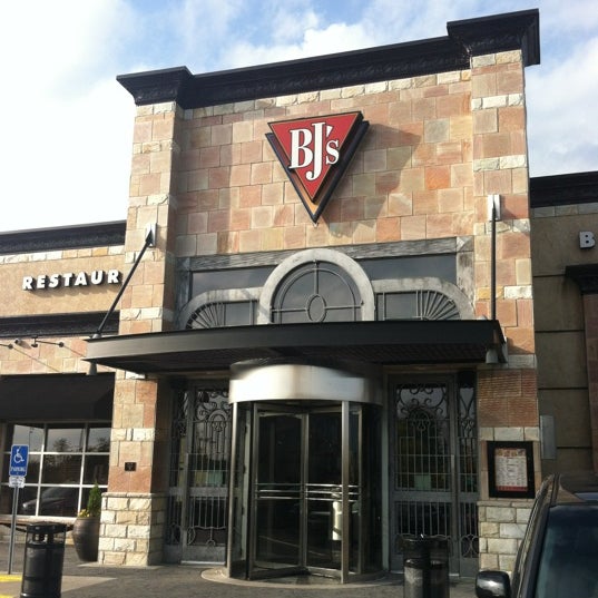 รูปภาพถ่ายที่ BJ&#39;s Restaurant &amp; Brewhouse โดย Jim U. เมื่อ 9/28/2012