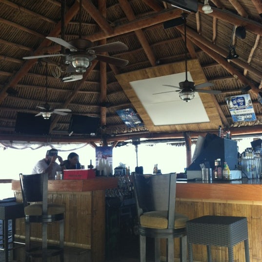 Foto tomada en Bamboo Beach Tiki Bar &amp; Cafe  por Jim U. el 11/19/2012