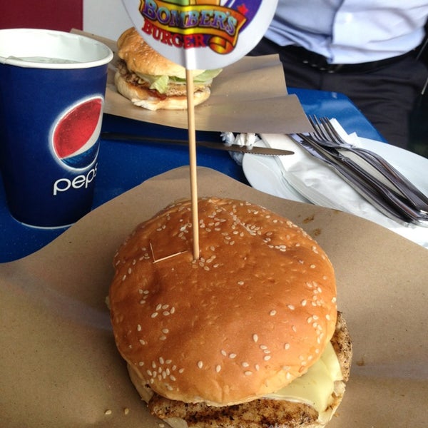รูปภาพถ่ายที่ Bomber&#39;s Burger โดย IcelemonteA K. เมื่อ 9/3/2013