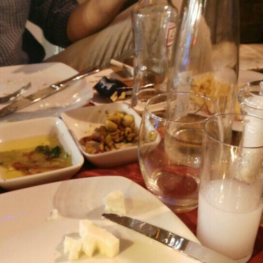 Das Foto wurde bei Şehbender 14 Restaurant von Atakan Ö. am 7/24/2015 aufgenommen