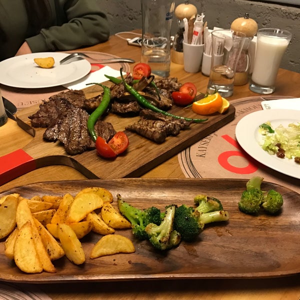 รูปภาพถ่ายที่ dCHEFF Steak House โดย Özlem K. เมื่อ 11/25/2017