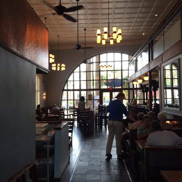 Foto tomada en Panini&#39;s Cafe  por Bob And Joan H. el 7/14/2015