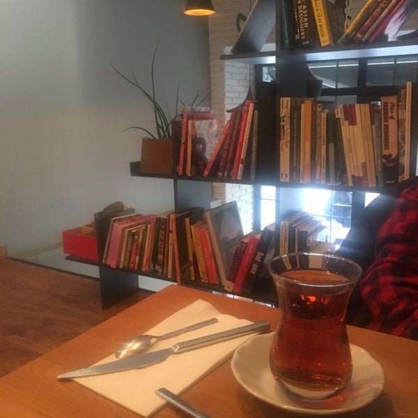 12/27/2017にEda G.がTasarım Bookshop Cafeで撮った写真