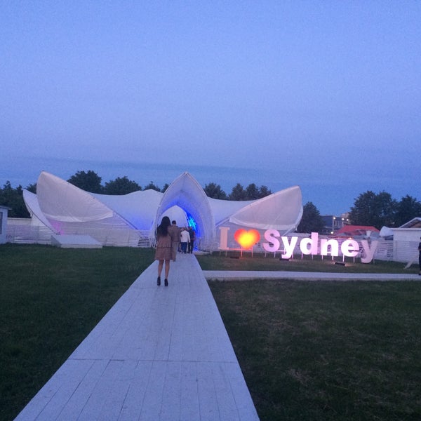 รูปภาพถ่ายที่ Sydney Beach Club โดย Павел В. เมื่อ 6/13/2015