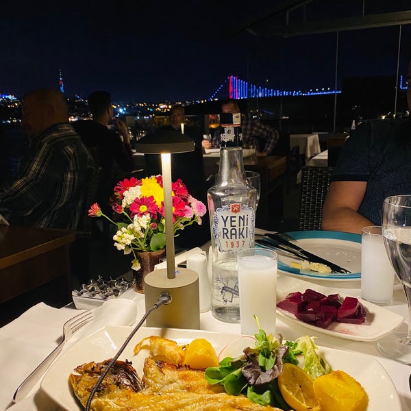 Das Foto wurde bei Mavi Balık Restaurant von yashar a. am 9/28/2022 aufgenommen