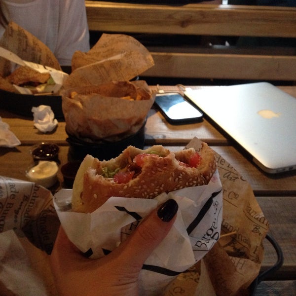 Photo taken at Handmade Burger Company by Duygu T. on 5/29/2015
