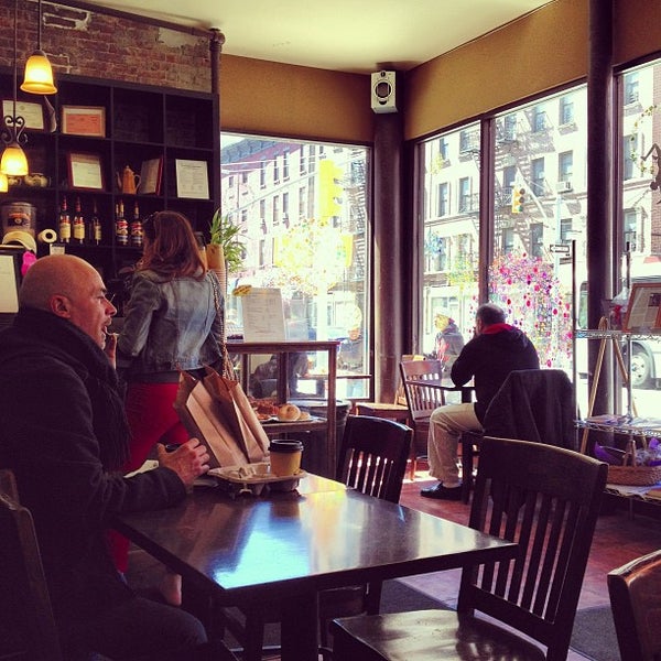 Foto tomada en East Harlem Cafe  por Jake S. el 4/6/2013