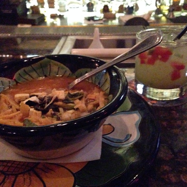 Foto diambil di El Paso Restaurante Mexicano oleh Wallace B. pada 3/19/2014