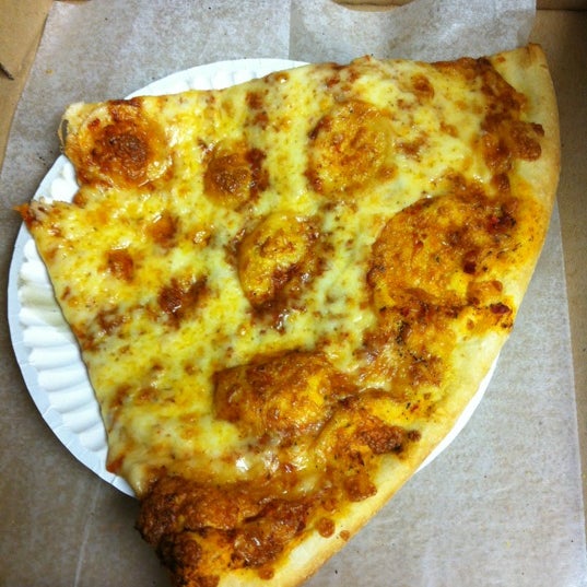 Foto scattata a Mercury Pizza da Allie B. il 12/6/2012