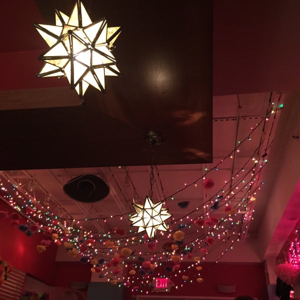 3/8/2015 tarihinde Jordyn D.ziyaretçi tarafından Calavera Empanadas &amp; Tequila Bar'de çekilen fotoğraf