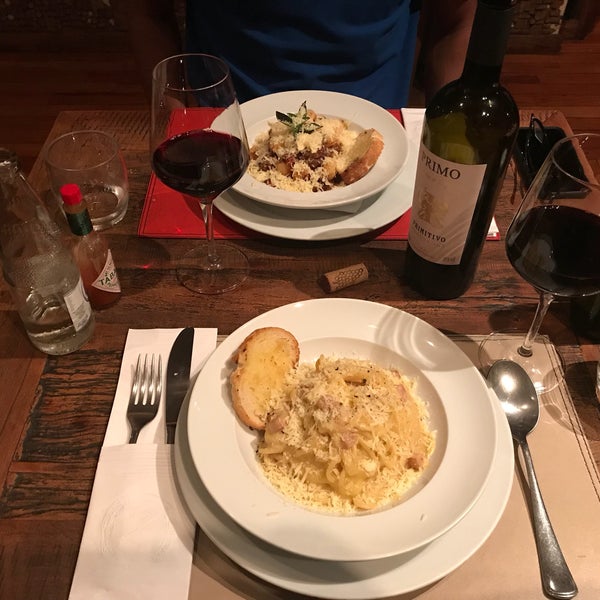 Das Foto wurde bei Zino Adega Restaurante von Camila C. am 4/18/2018 aufgenommen