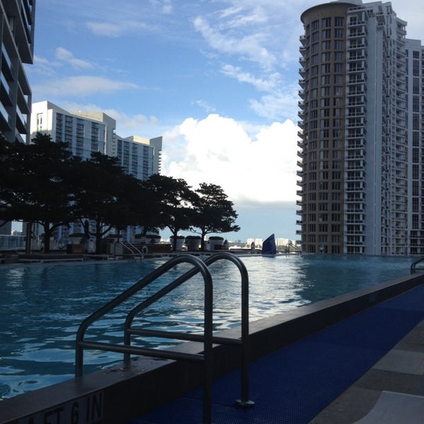 Снимок сделан в Viceroy Miami Hotel Pool пользователем Lauren O. 9/12/2014