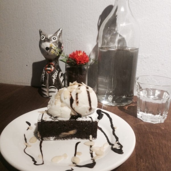 Foto tomada en Coffee Cottage  por Qiiq :. el 9/28/2015