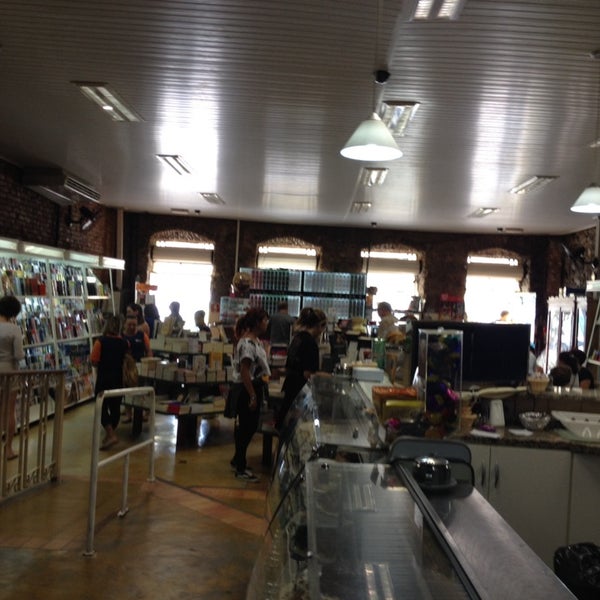 10/26/2013 tarihinde Patrícia T.ziyaretçi tarafından Satélite Livraria e Cafeteria.'de çekilen fotoğraf