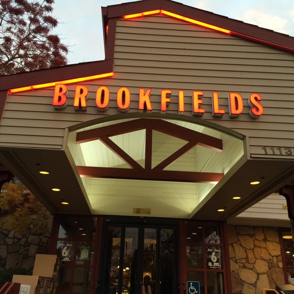 12/3/2015 tarihinde Jennie M.ziyaretçi tarafından Brookfields Restaurant'de çekilen fotoğraf