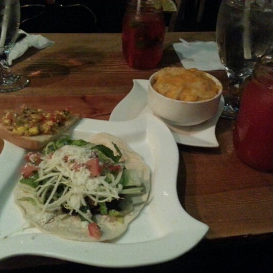 Photo prise au Corlette NY Restaurant &amp; Lounge Caribbean Tacqueria par Brendez W. le1/9/2013