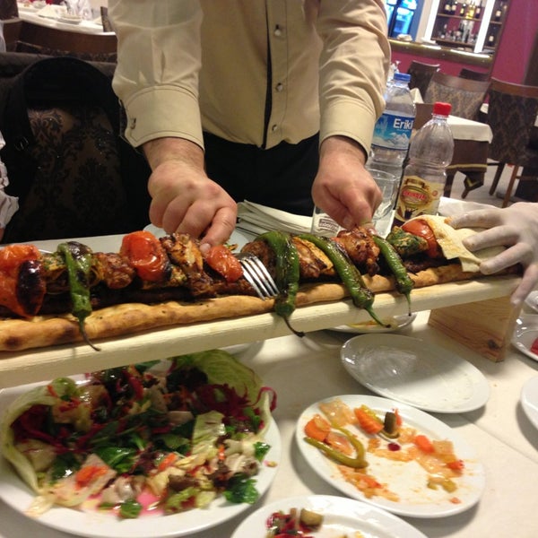 2/19/2013 tarihinde Mustafa A.ziyaretçi tarafından Adanalı Hasan Kolcuoğlu Restaurant'de çekilen fotoğraf