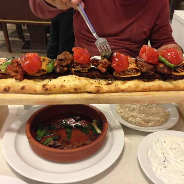 3/19/2013 tarihinde Mustafa A.ziyaretçi tarafından Adanalı Hasan Kolcuoğlu Restaurant'de çekilen fotoğraf