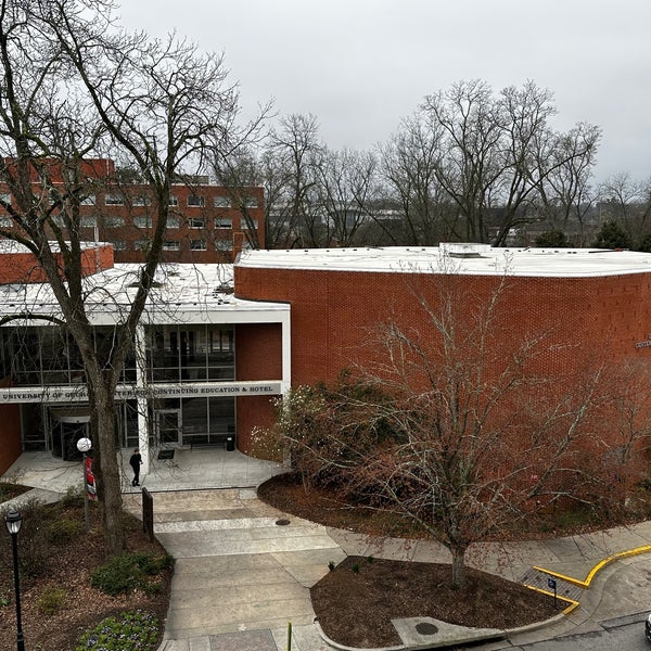 Foto diambil di University of Georgia Center for Continuing Education &amp; Hotel oleh Stephen G. pada 2/25/2023