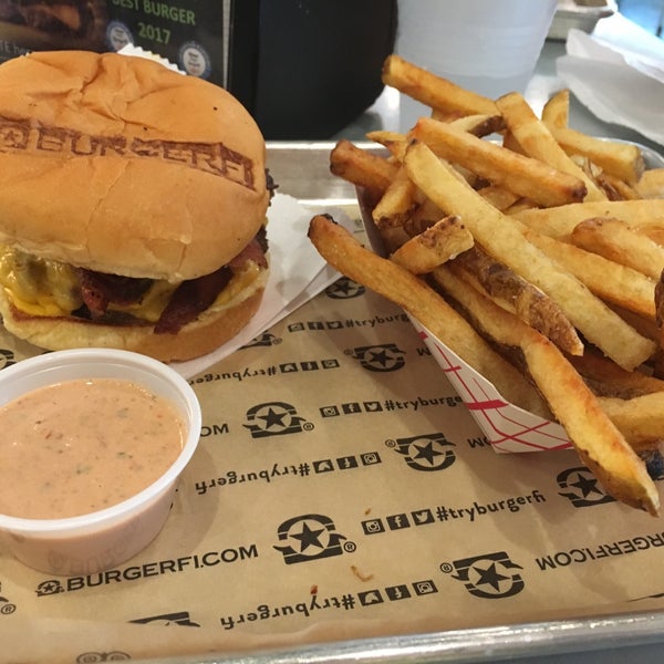 Foto diambil di BurgerFi oleh Stephen G. pada 7/22/2017