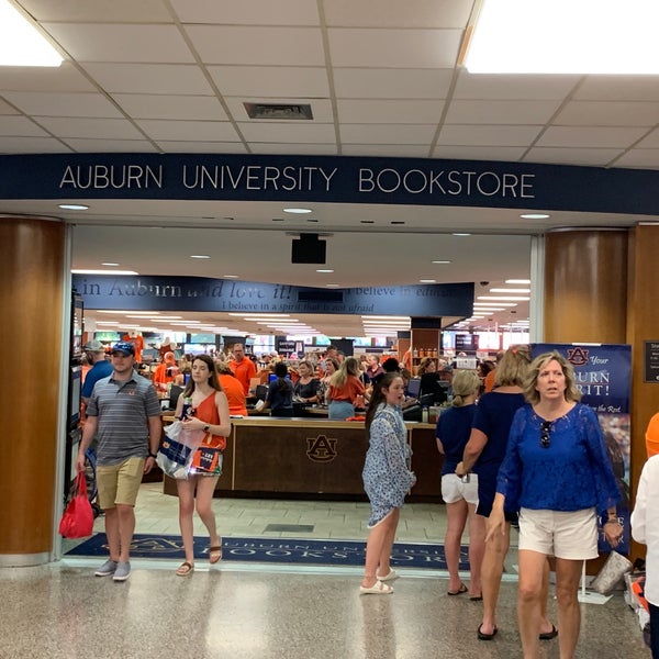 Снимок сделан в Auburn University Bookstore пользователем Stephen G. 9/28/2019