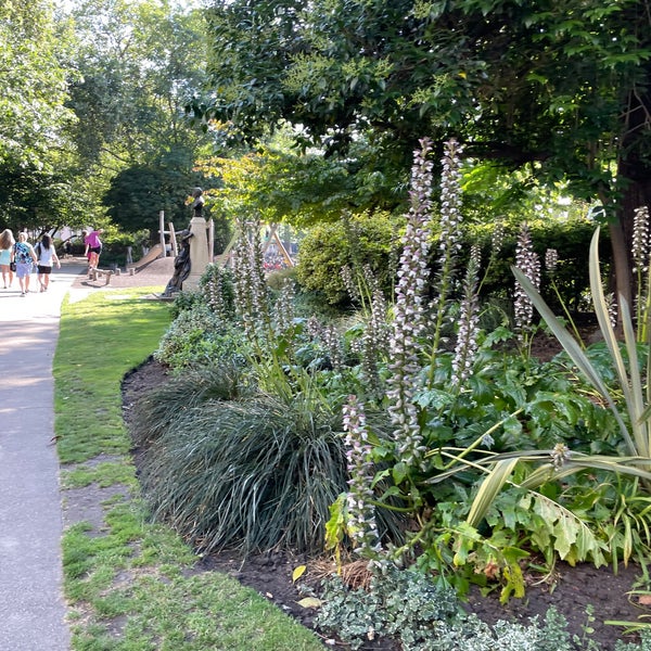 Foto diambil di Victoria Embankment Gardens oleh Stephen G. pada 7/7/2023