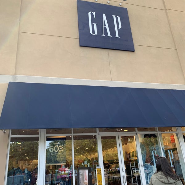 Гэп одежда футболка. Французский город гап. Женские футболки с логотипами. Современная реконструкция зданий. City gap.