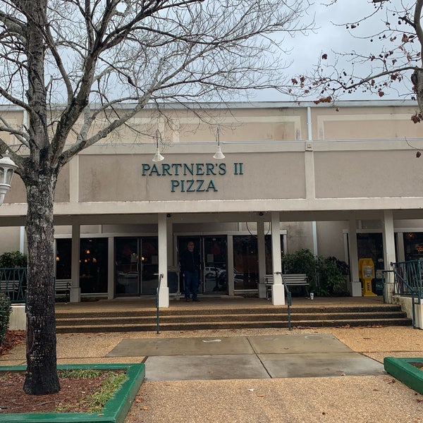 รูปภาพถ่ายที่ Partner&#39;s II Pizza โดย Stephen G. เมื่อ 12/21/2018