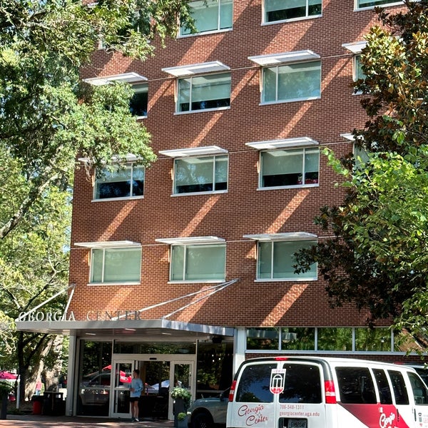 Foto diambil di University of Georgia Center for Continuing Education &amp; Hotel oleh Stephen G. pada 9/9/2023