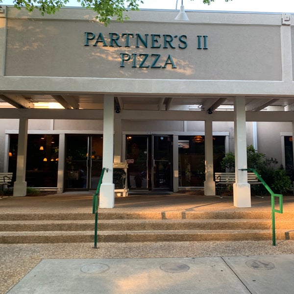 Foto tomada en Partner&#39;s II Pizza  por Stephen G. el 6/13/2019