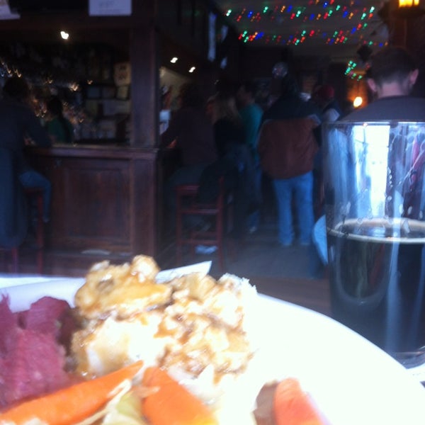 Foto tomada en Nail Creek Pub &amp; Brewery  por scott r. el 3/17/2013